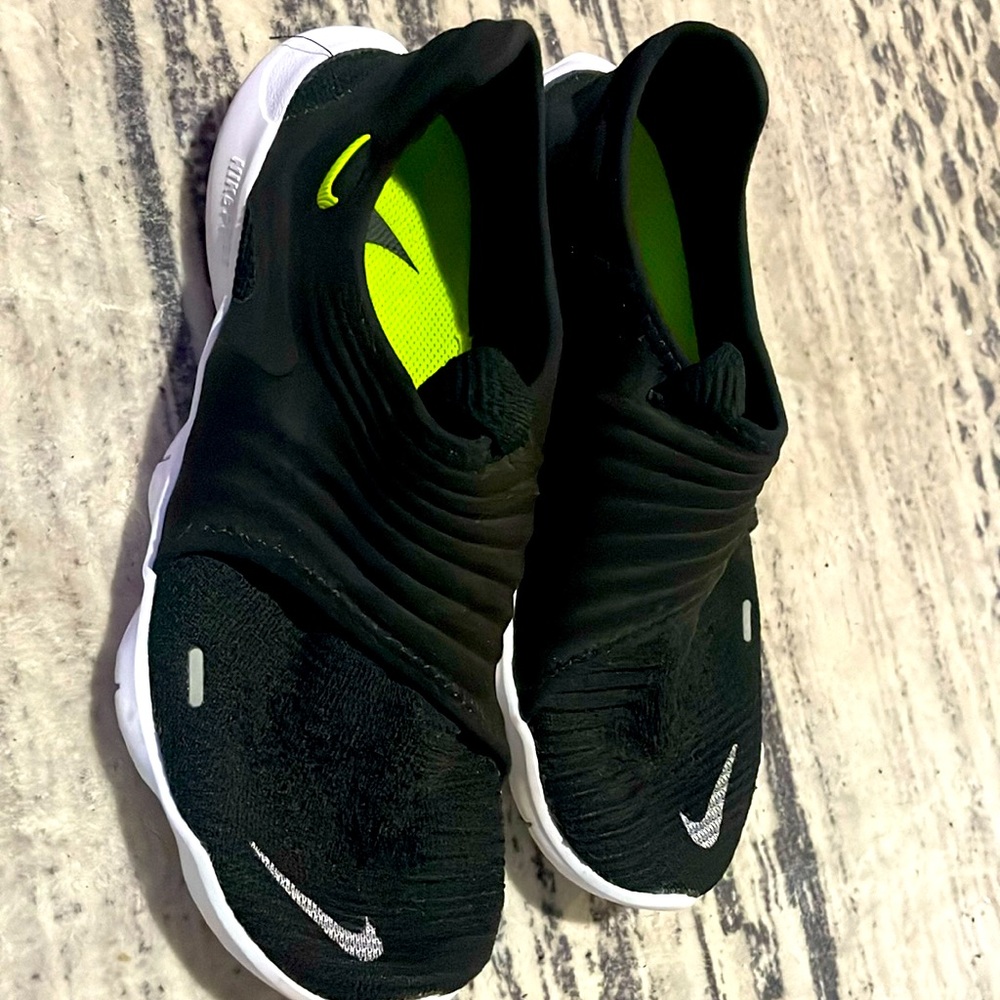 Black Nike free shoes size 7 like new